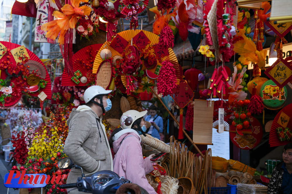 Chị Bích (tiểu thương phố Hàng Mã) cho biết: 'Chúng tôi đã trang trí Noel trong hơn 1 tháng, nay ngày chính lễ Noel nhưng không vào cuối tuần, người tới Hàng Mã chơi cũng sẽ ít đi nên chúng tôi cũng tranh thủ đổi trang trí sang Tết. Thời điểm này, đổi sang đồ Tết là vừa lúc vì năm nay Tết Nguyên Đán đến sớm hơn so với mọi năm'. 