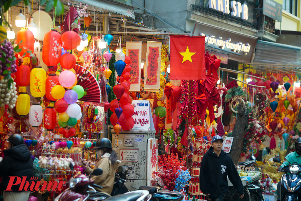 Chỉ mới trước đó 1 ngày, phố Hàng Mã còn ngập trong màu sắc Noel nhưng nay đã đổi toàn bộ sang đồ Tết.