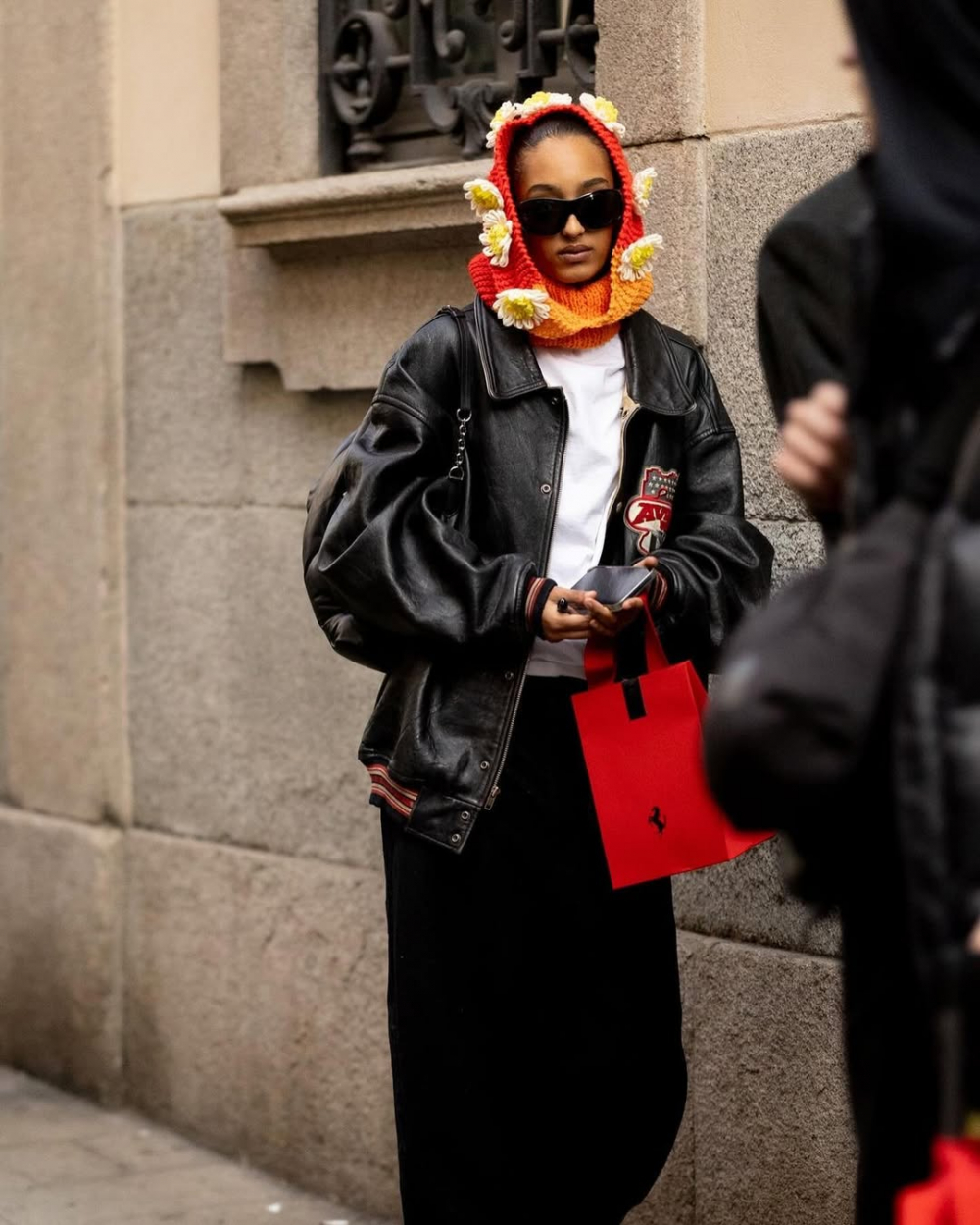 Trong mùa Đông năm nay, balaclava đã nhanh chóng chiếm lĩnh đường phố, từ các kinh đô thời trang như Paris, Milan đến các góc phố hiện đại tại Seoul hay Tokyo. Với những biến tấu đa dạng về chất liệu, màu sắc và kiểu dáng, balaclava không còn gói gọn trong hình ảnh cứng nhắc mà trở nên mềm mại, quyến rũ và đầy cá tính.  Những chiếc balaclava len đan tay, với hoa văn nổi bật hoặc màu sắc pastel nhẹ nhàng, là lựa chọn hoàn hảo cho những ai yêu thích phong cách nữ tính, vintage. Trong khi đó, balaclava chất liệu dệt kim hay lông cừu mang tông màu trung tính như đen, xám hoặc beige lại tạo cảm giác tối giản, hiện đại và phù hợp với những tín đồ thời trang yêu thích phong cách unisex.