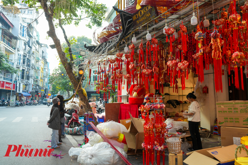 Các tiểu thương nhanh chóng thay màu áo cho phố Hàng Mã.