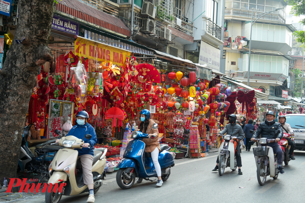 Việc chuyển đổi nhanh chóng từ đồ trang trí Noel sang Tết là một cơ hội vàng để các tiểu thương tăng doanh thu.