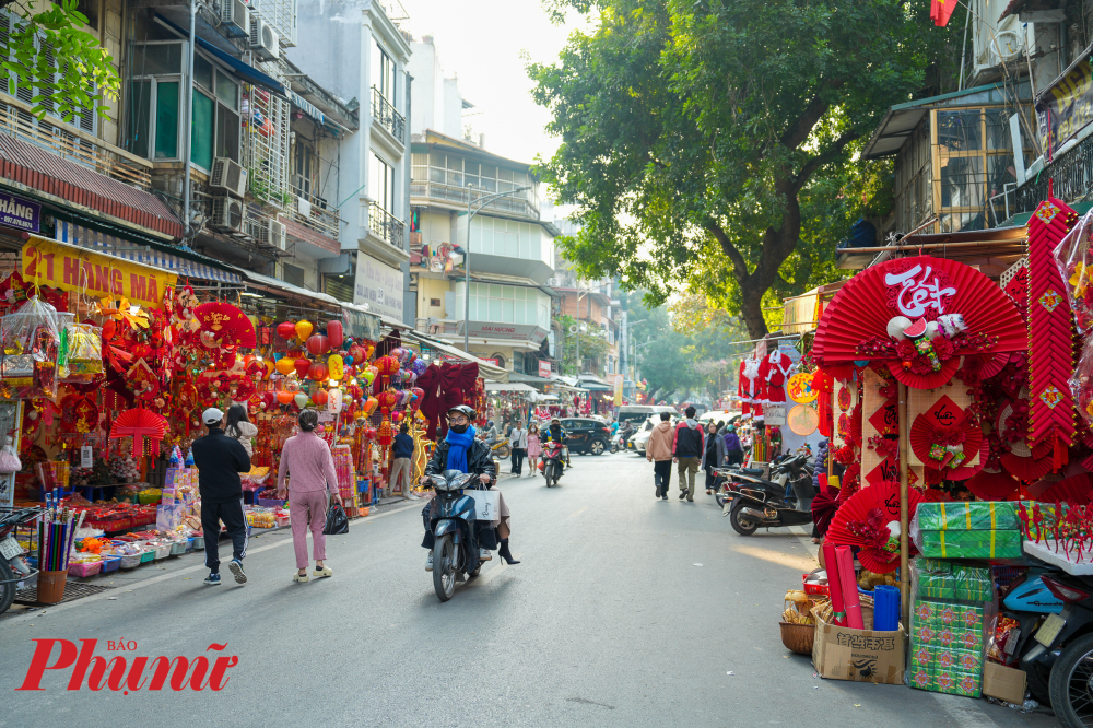 Hình ảnh phố Hàng Mã với đồ Tết đã ngập tràn.