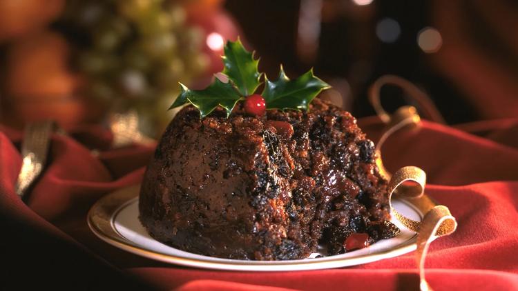 Bánh pudding Giáng Sinh (Christmas Pudding) là món tráng miệng truyền thống của Anh, thường được làm từ hỗn hợp hoa quả khô, hạt, bột mì, đường, mỡ bò, trứng và gia vị như quế hoặc nhục đậu khấu. Hỗn hợp được ngâm với rượu brandy hoặc rum, sau đó hấp chín trong nhiều giờ để bánh có độ ẩm và hương vị đậm đà. Trước khi thưởng thức, bánh thường được đổ thêm rượu và đốt cháy để tạo hiệu ứng ấn tượng.