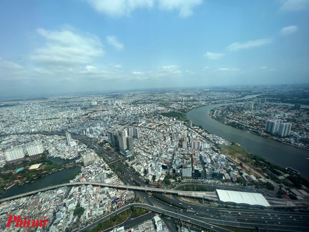 Từ tầng cao nhất của tòa nhà Landmark 81 nhìn xuống Metro số 1. Ảnh: Quốc Thái