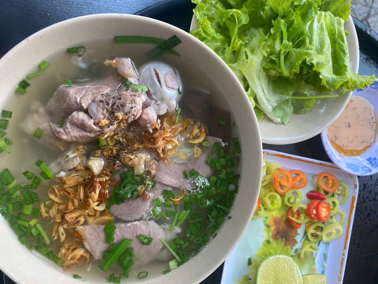 Tô hủ tíu đầy đặn, đẹp mắt như thế này có giá 40.000 đồng