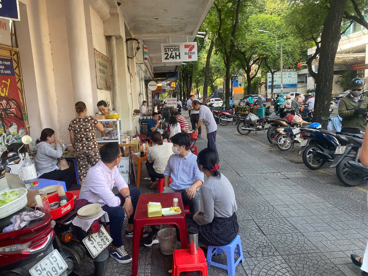 Quán hủ tíu, bánh canh ngay góc đường Nguyễn Du - Pasteur có thâm niên hơn 30 năm