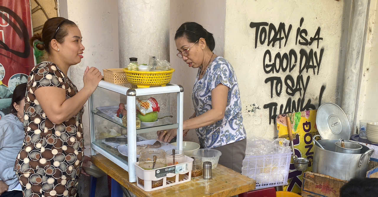 Quán nhỏ, đơn sơ nhưng phục vụ chuyên nghiệp, vui vẻ nên lúc nào cũng đông khách ruột