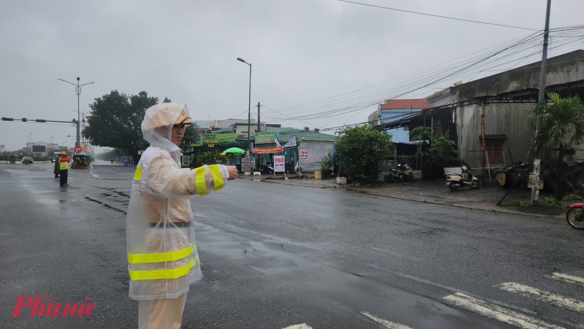 Lực lượng CSGT hướng dẫn phân luồng