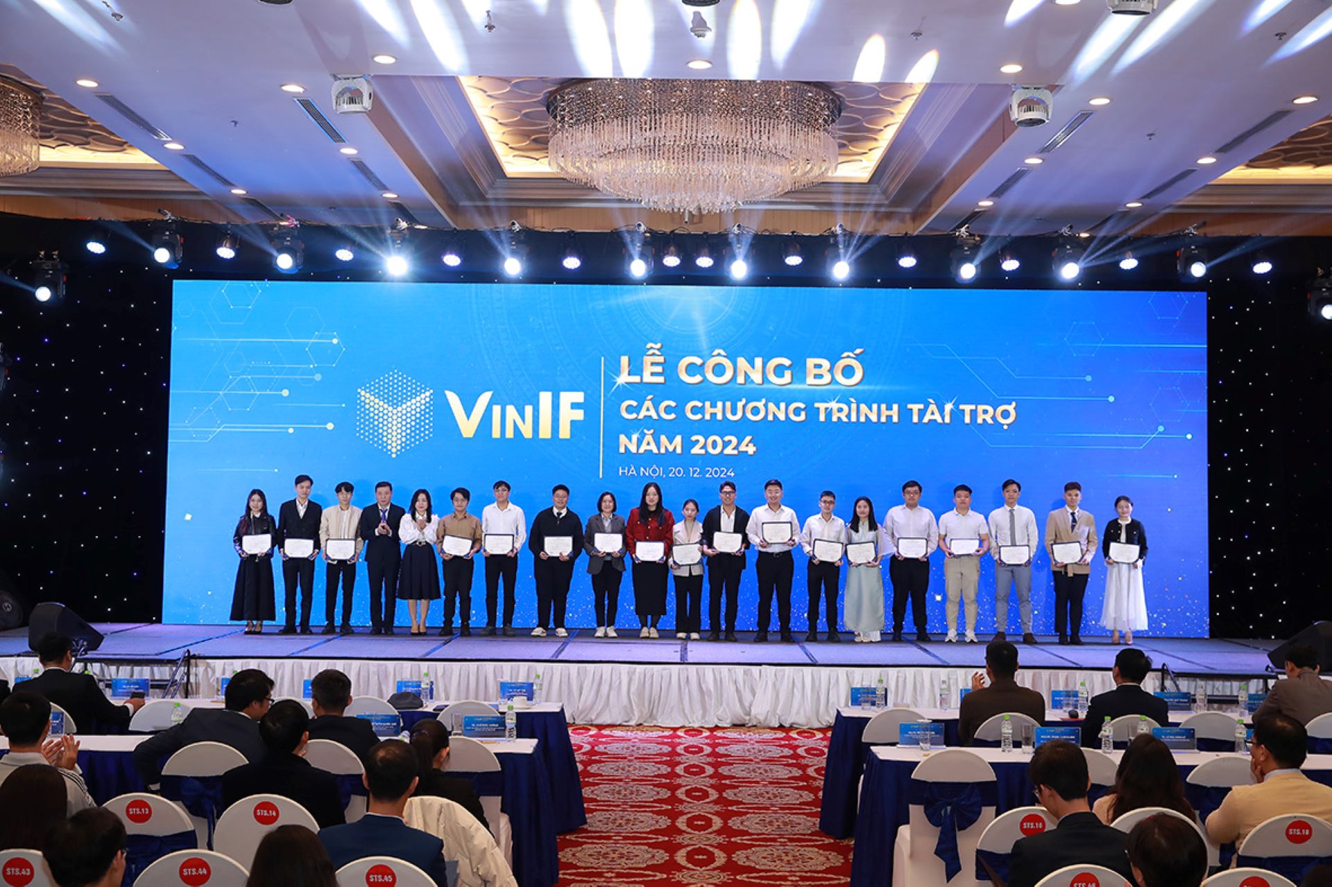 Các ứng viên nhận tài trợ học bổng năm 2024 của Quỹ VinIF - Ảnh: Vingroup