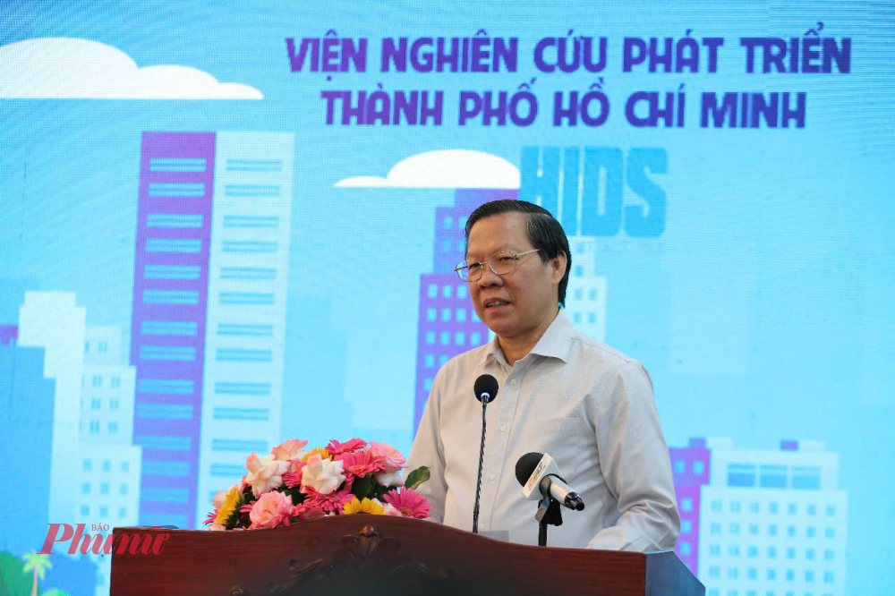 Ông Phan Văn Mãi - Chủ tịch UBND TPHCM - cho rằng TPHCM phải 'đá tiền đạo trong kỷ nguyên vươn mình - ẢNH: PHÙNG HUY