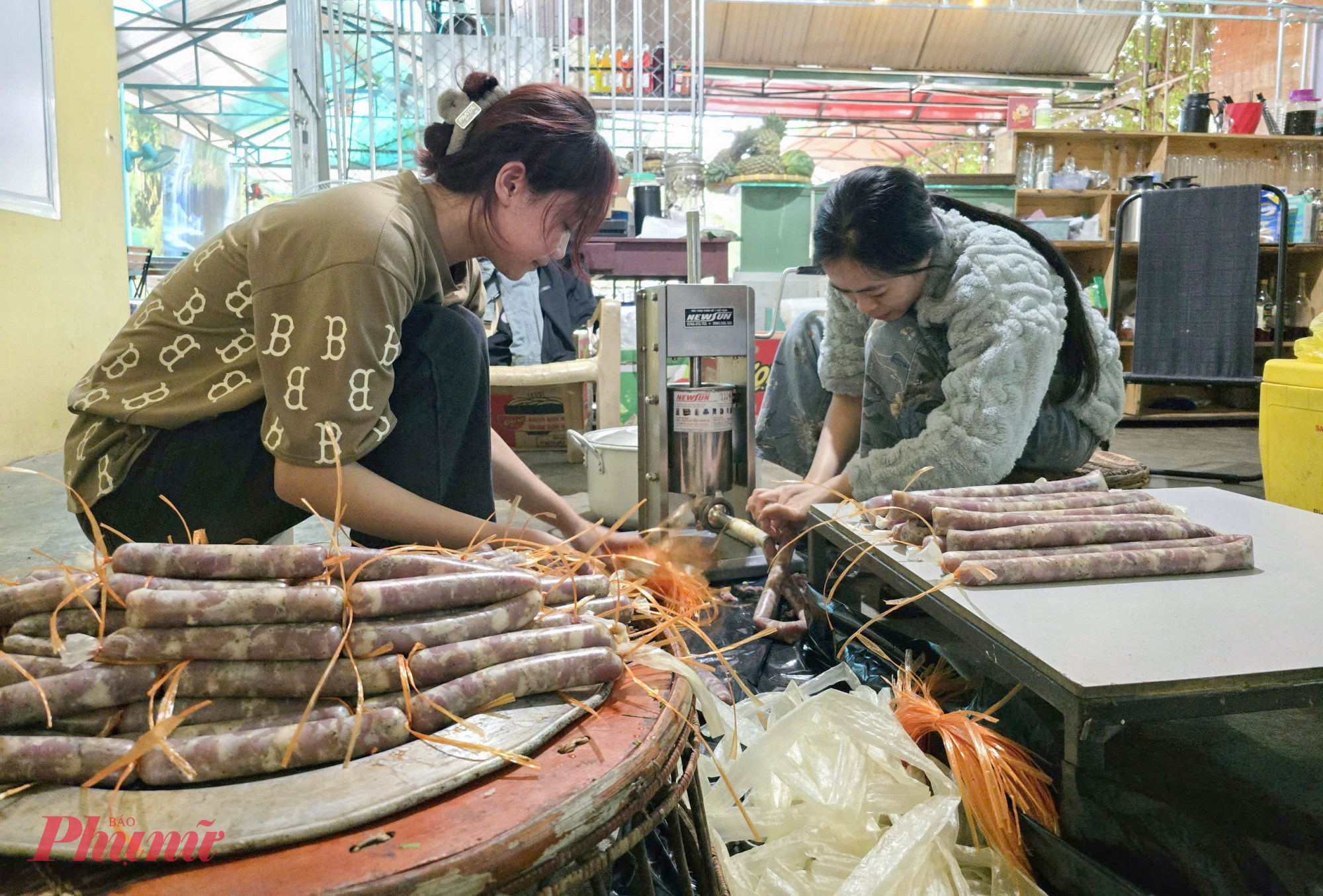 Nếu như các loại thịt gác bếp phải làm thủ công hoàn toàn thì lạp sườn có sự hỗ trợ của máy nhồi thịt