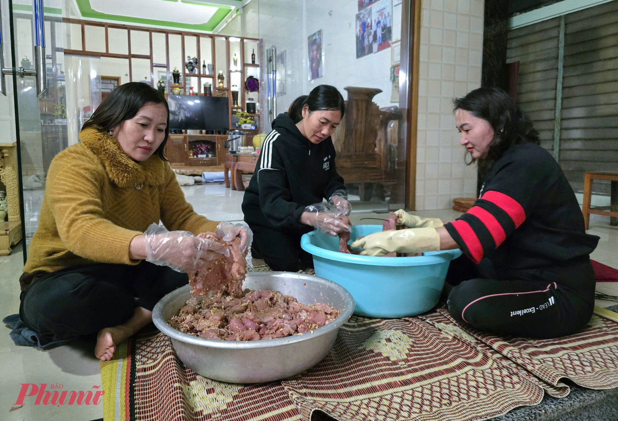 2 tháng cuối năm, mỗi ngày cơ sở của chị Nga sản xuất khoảng 100kg thịt gác bếp mỗi ngày