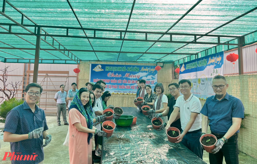 Thông qua hoạt động trồng cây, đơn vị tư vấn du lịch mong muốn du khách có những cảm nhận, cảm xúc thực tế về nghề trồng hoa tại thủ phủ hoa lớn nhất nhì miền Tây - Sa Đéc.