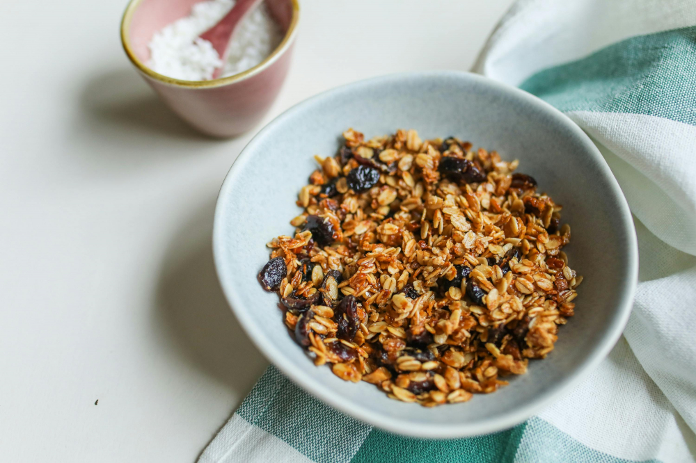 granola thường có nhiều đường và dầu bổ sung, dẫn đến lượng calo cao nhưng lại rất ít protein