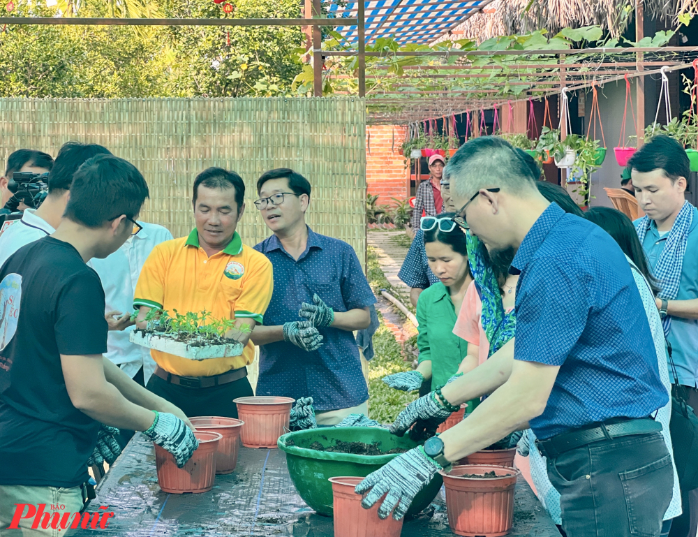 Mới đây, Viện nghiên cứu phát triển kinh tế du lịch TPHCM và Dự án Du lịch Thụy Sĩ vì sự phát triển bền vững vừa giới, triển khai làm mới một số hoạt động, chương trình du lịch tại Sa Đéc (Đồng Tháp) theo hướng xanh, bền vững. Trong tour, du khách sẽ có những trải nghiệm tham quan các khu điểm đặc trưng, thực hành nông nghiệp như trồng cây hưu cơ, nghệ thuật cắt tỉa bonsai,... 