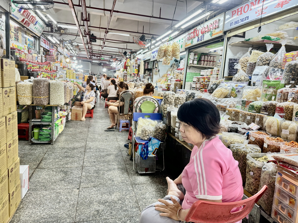 Gần tết nhưng chợ An Đông (quận 5, TPHCM) vẫn vắng khách, người bán nhiều hơn người mua