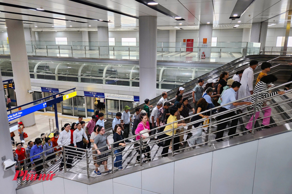 Mọi người quay trở lại nhà ga Bến Thành để về nhà sau khi được trải nghiệm tuyến metro số 1 - Ảnh: Vũ Quyền