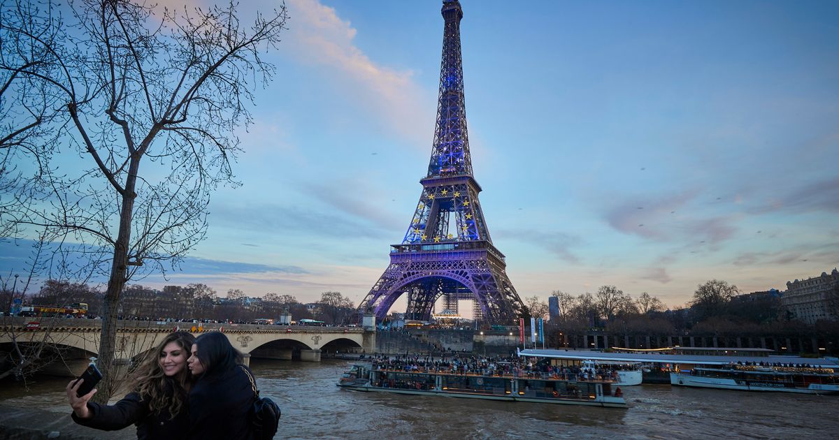 Một vụ hỏa hoạn đã xảy ra tại Tháp Eiffel, Pháp làm nhiều người lo láng vào ngày 24/12 - Ảnh: Getty Images