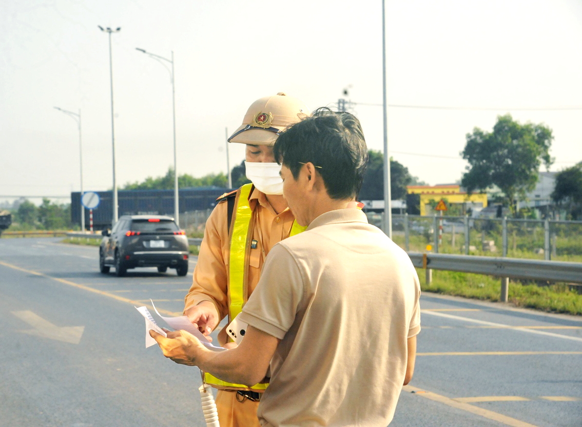 Theo quy định mới, người dân phải thi lại lý thuyết dù giấy phép lái xe hết hạn chỉ 1 ngày 