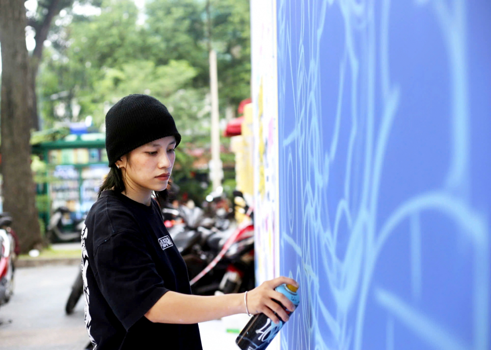 Hoạ sĩ graffiti Thảo Xeko đang thực hiện tác phẩm ở khu Bưu điện TPHCM trong khuôn khổ sự kiện Saigon Urban Street Fest by artLIVE mùa đầu tiên (năm 2023) - Ảnh: Diễm Mi