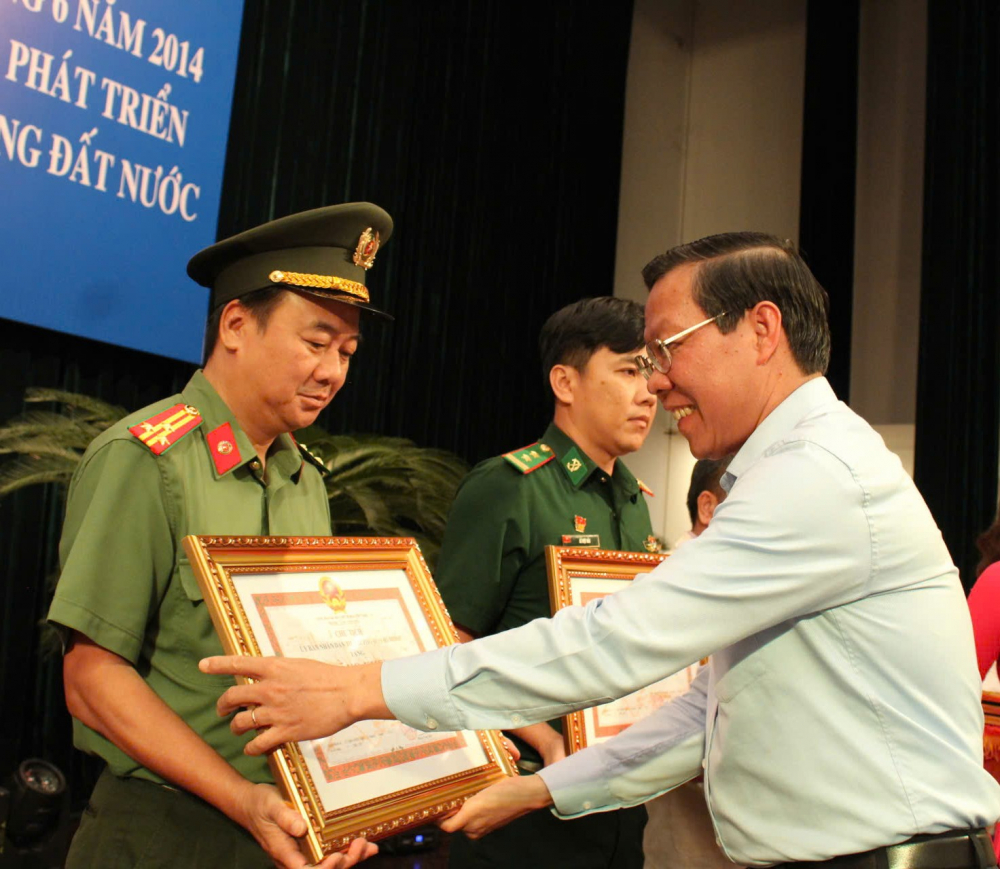 Chủ tịch UBND TPHCM Phan Văn Mãi trao bằng khen cho cá nhân 