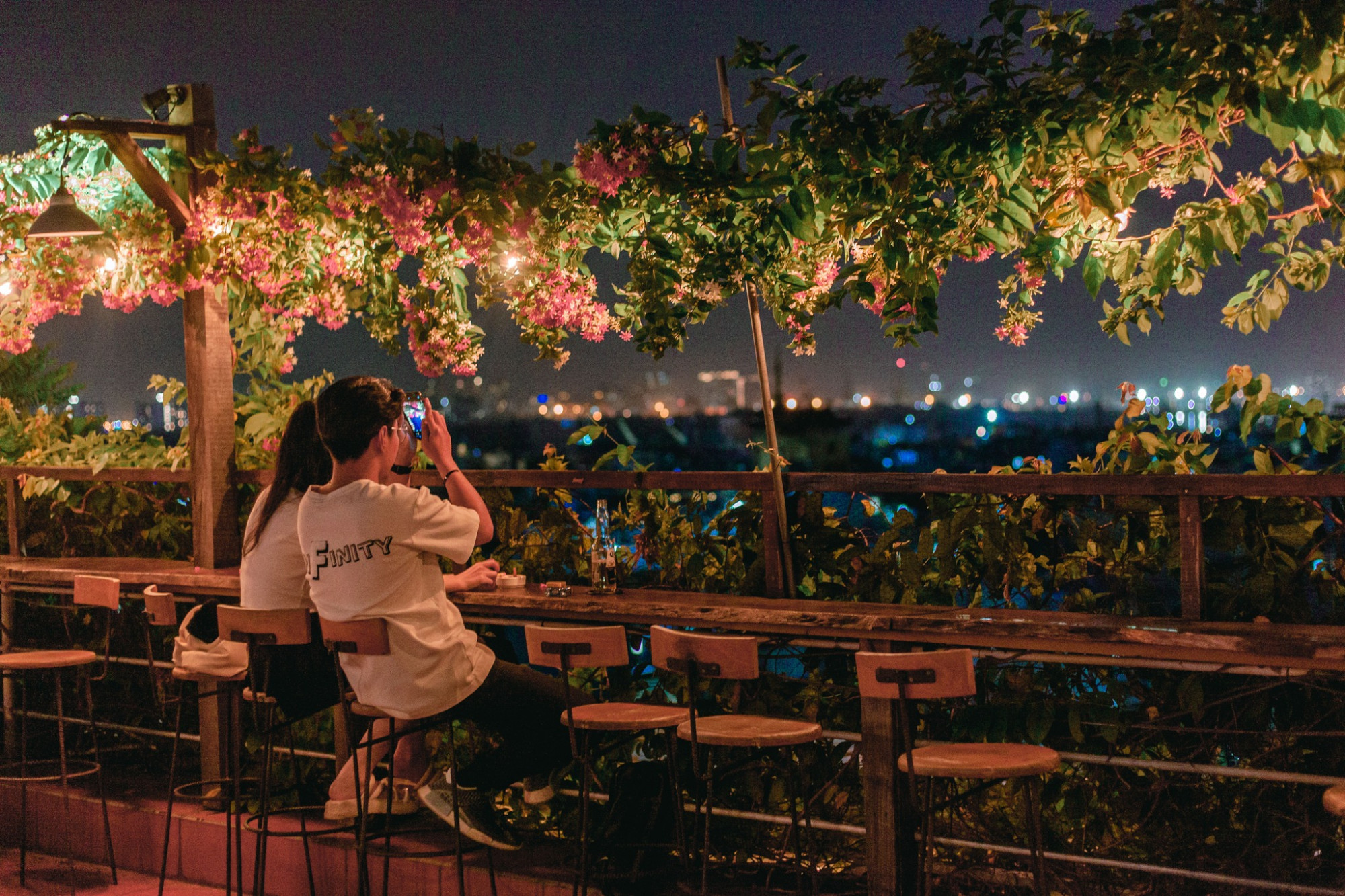 Thương Rooftop Với phong cách gần gũi và nhiều hoạt động thú vị như countdown acoustic, đốt pháo bông và lì xì may mắn, Thương Rooftop là địa điểm ngắm pháo hoa Tết Dương Lịch 2025 ở Sài Gòn cực kỳ lý tưởng.