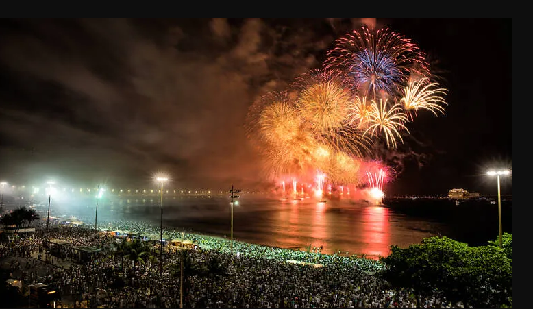 Rio de Janeiro, Brazil: Bữa tiệc đón năm mới trên bãi biển Copacabana huyền thoại thật sự hâp dẫn. Khi tham gia, bạn nên mặc đồ toàn màu trắng và hãy nhảy qua 7 con sóng vào lúc nửa đêm - Ảnh: Shutterstock