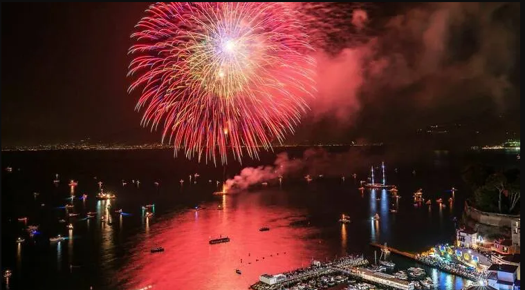 Naples, Ý: Một số cư dân ở thành phố lớn thứ ba của Ý ném đồ gia dụng ra khỏi cửa sổ vào đêm giao thừa, thường là nồi, chảo, gối chứ không phải ghế, tủ -Ảnh: Shutterstock