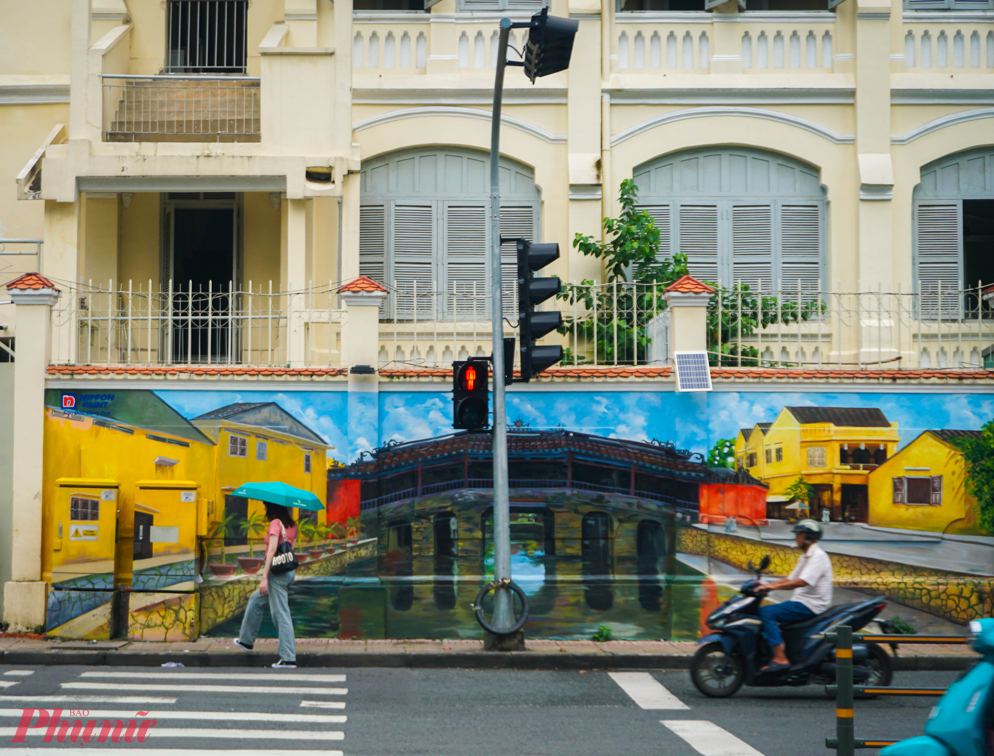 Tọa lạc tại trung tâm quận 1, “Việt Nam tươi đẹp” là công trình bích họa nổi tiếng tại TPHCM. Công trình có tổng chiều dài là 192m, tổng diện tích gần 600m2 - Ảnh: T.Hương