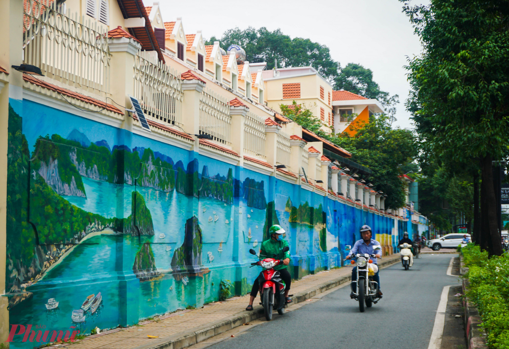 Những bức tranh này có chủ đề phong cảnh thiên nhiên, danh lam thắng cảnh trải dài khắp các miền như: phố cổ Hội An (Quảng Nam), cầu Rồng (Đà Nẵng), vịnh Hạ Long (Quảng Ninh), cánh đồng điện gió, rừng tràm Trà Sư (An Giang), ruộng bậc thang Hà Giang… được tái hiện sinh động dưới từng nét vẽ tỉ mỉ và công phu - Ảnh: T.Hương