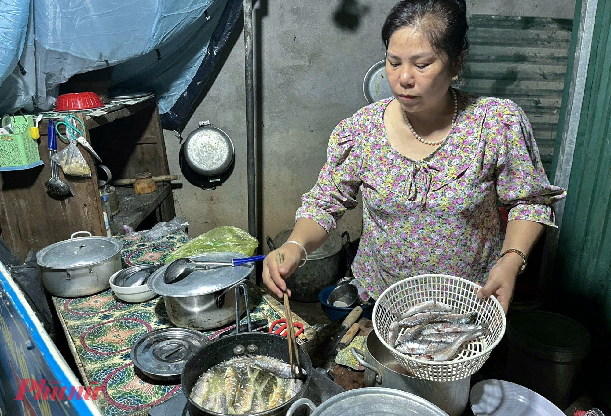 Chị Lô Thị Hằng (trú xã Tà Cạ, huyện Kỳ Sơn, tỉnh Nghệ An) cho biết, tùy vào sở thích, đặc biệt là với du khách nên mỗi nơi có một cách chế biến cá mát khác nhau. Khác với món cá kho, nhiều du khách khi đến Tà Cạ thường thích món cá mát chiên hơn, bởi nóng hổi, giòn tan khi ăn.