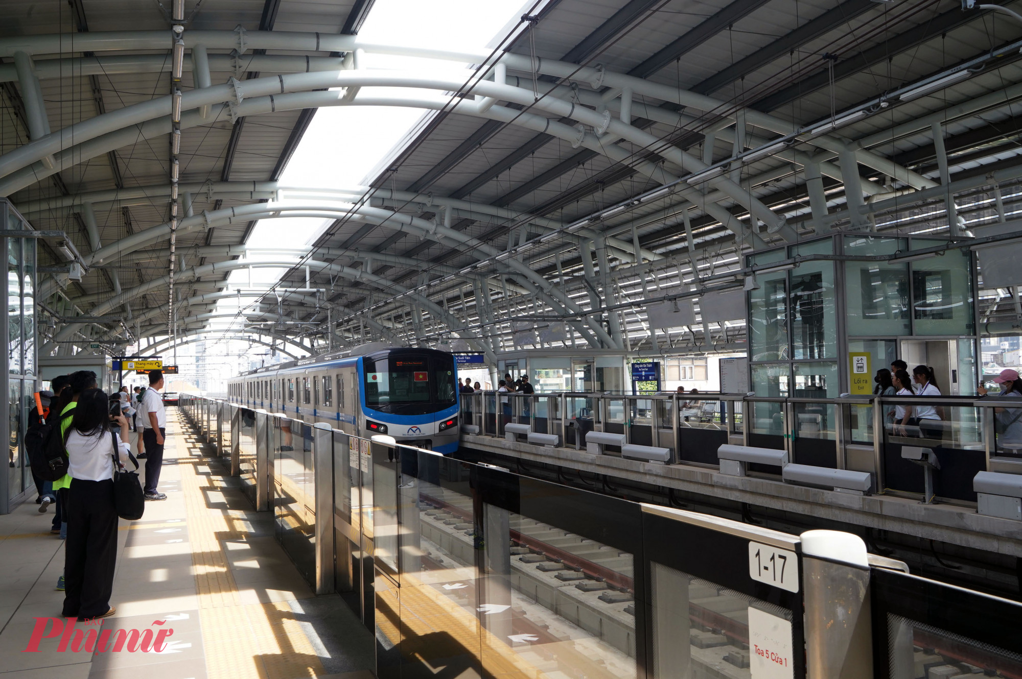 Người dân chờ tàu Metro số 1 - Ảnh: Vũ Quyền