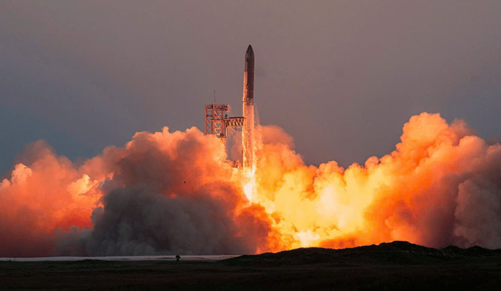 2024 - năm bùng nổ những thành tựu công nghệ “không tưởng” Ngày 13/10, SpaceX phóng thử nghiệm thành công chuyến bay thứ năm của Starship với tên lửa đẩy Super Heavy - Nguồn ảnh: UPI