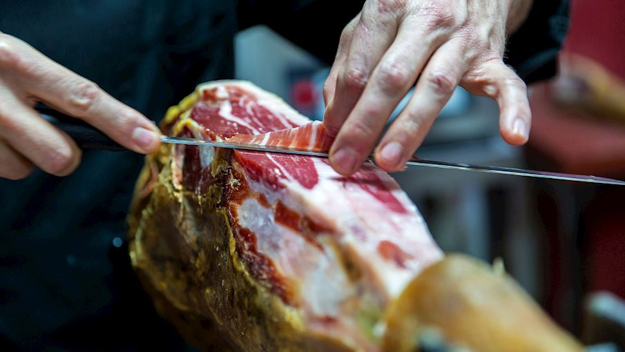 Jamón ibérico de bellota là loại thịt nguội cao cấp từ Tây Ban Nha, làm từ đùi heo Iberico được nuôi thả tự nhiên và ăn chủ yếu hạt sồi (bellota). Quá trình chế biến kéo dài hàng tháng đến vài năm để tạo ra hương vị thơm ngon, béo ngậy đặc trưng. Đây là một món ăn sang trọng, thường được cắt lát mỏng và thưởng thức không kèm thêm gia vị. Nó nổi tiếng vì sự đậm đà và hậu vị kéo dài, được coi là biểu tượng ẩm thực Tây Ban Nha.