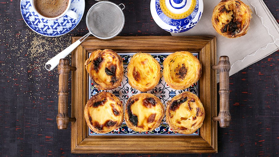 Pastel de Belém là một loại bánh ngọt nổi tiếng của Bồ Đào Nha, có nguồn gốc từ Lisbon. Bánh được làm từ lớp vỏ bột mỏng giòn và nhân kem trứng thơm béo, thường được rắc thêm đường bột và bột quế. 