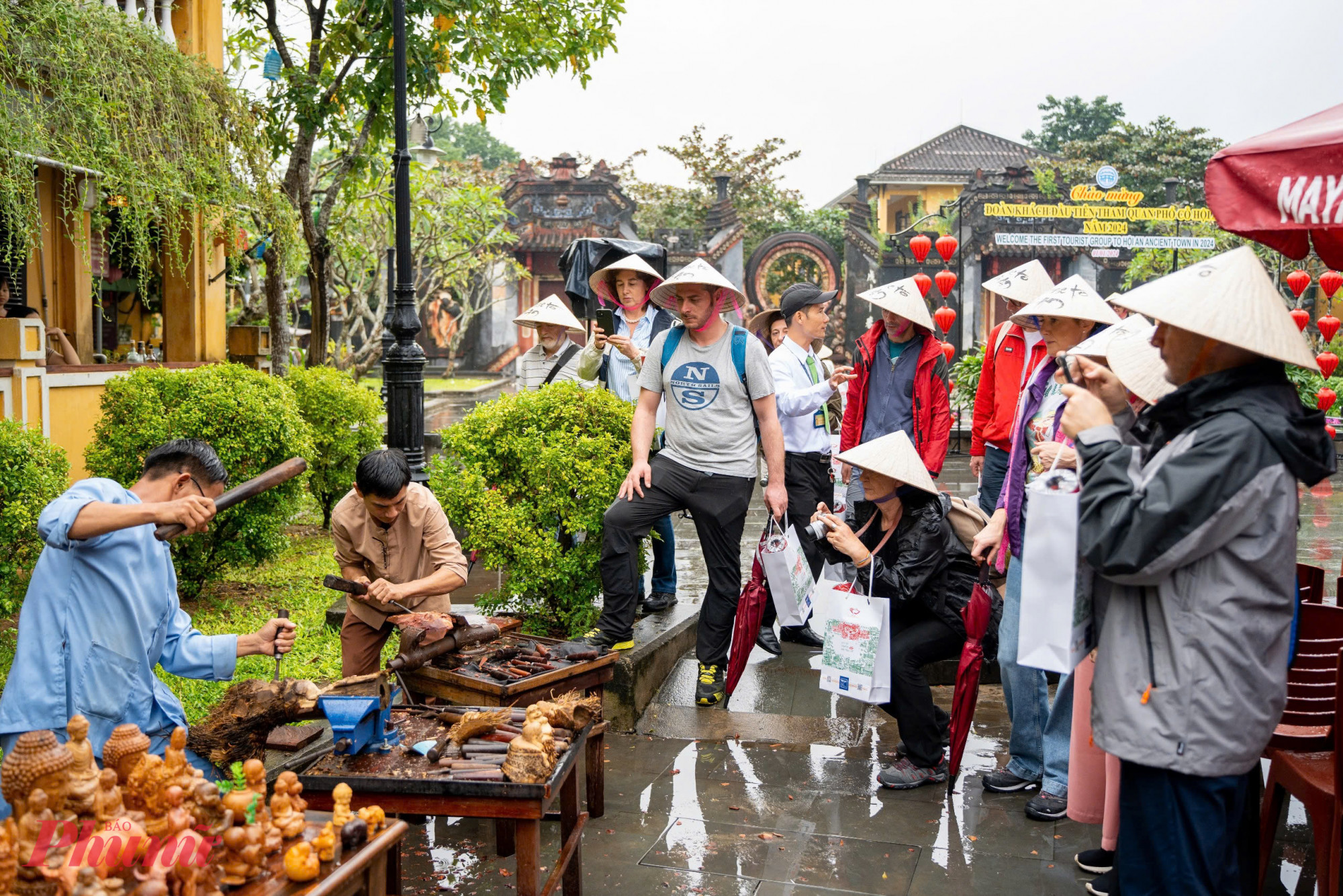 Dịp này, trên khắp địa bàn thành phố cũng sẽ trang trí, tổ chức nhiều hoạt động hấp dẫn, thể hiện các sắc thái văn hóa độc đáo nhằm đón Giáng sinh 2024 và chào năm mới 2025. Tất cả sẽ mang đến không khí năm mới vui tươi, an lành và ấm áp cho cả người dân địa phương và du khách đến với thành phố Hội An.