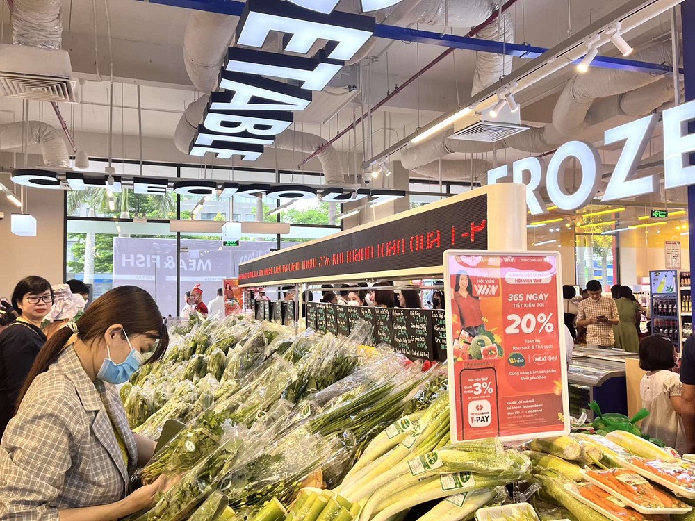 Khách hàng mua sắm rau củ tại siêu thị WinMart - Ảnh: Masan