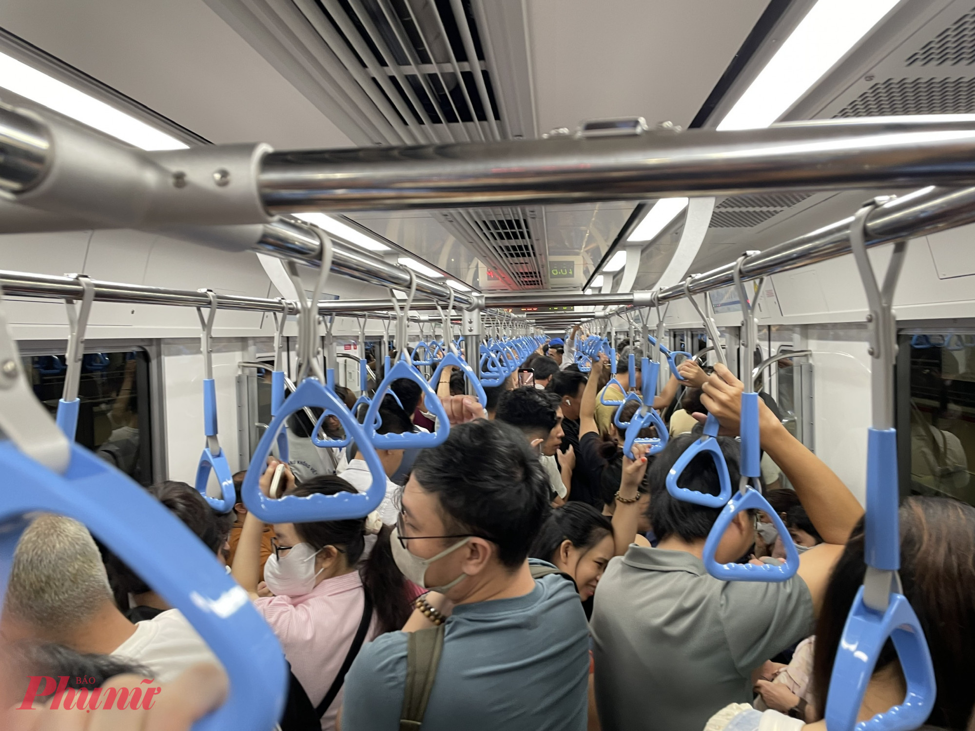 Metro số 1 bất ngờ tạm dừng tại ga Ba Son để kiểm tra tín hiệu kỹ thuật - Ảnh: Người dân cung cấp Người 