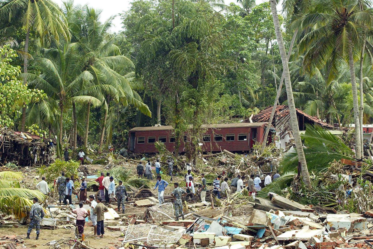 Nhà cửa và toa tàu bị hư hại ở Sinigama, Sri Lanka, nhiều ngày sau trận sóng thần. Jimin Lai/AFP/Hình ảnh Getty