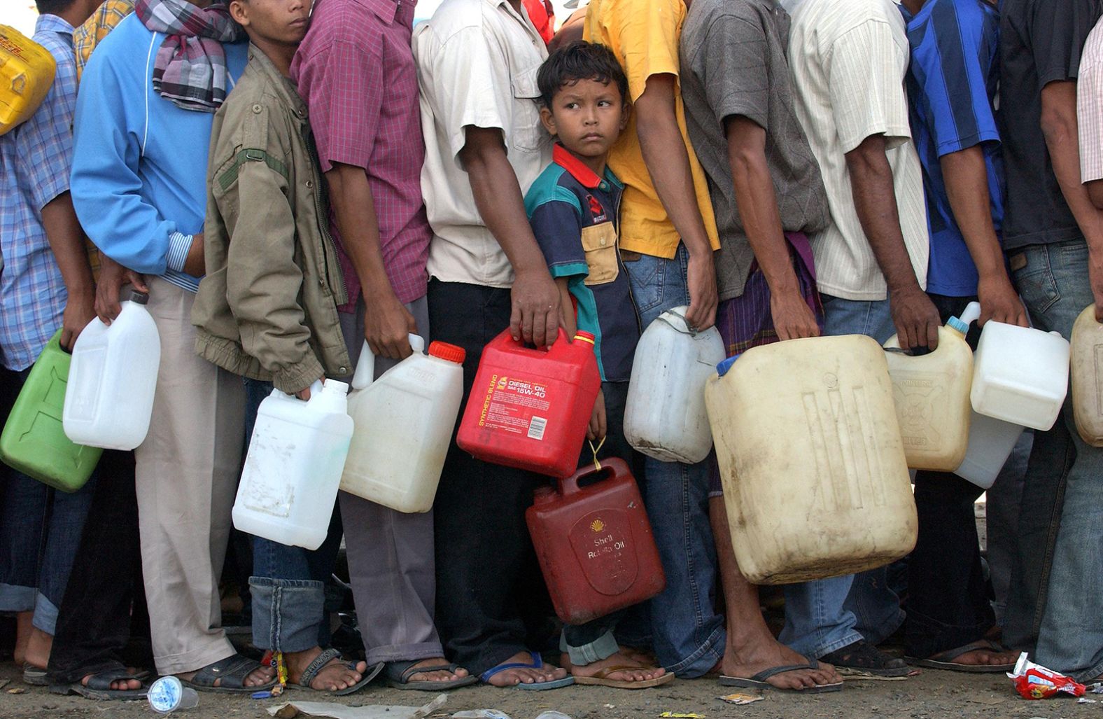 Người dân xếp hàng mua xăng gần Banda Aceh, Indonesia, vài ngày sau trận sóng thần. Choo Youn-Kong/AFP/Hình ảnh Getty