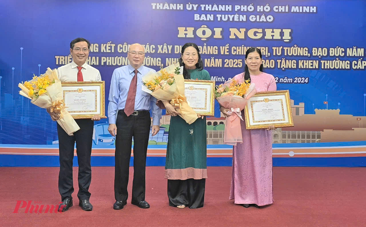 Ông Phan Nguyễn Như Khuê - Trưởng Ban Tuyên giáo Thành ủy TPHCM tặng bằng khen cho các tập thể, các nhân tại hội nghị 