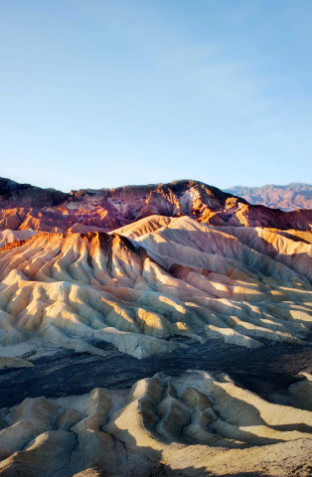 Death Valley (Thung lũng Chết), California, Mỹ: Được biết đến là nơi nóng nhất trên trái đất, Death Valley đã đạt mức nhiệt độ kỷ lục là 53°C vào năm 2019. Ở đây có đỉnh núi phủ tuyết, bãi cát nóng bỏng và đồng hoa cỏ dại - Ảnh: Getty