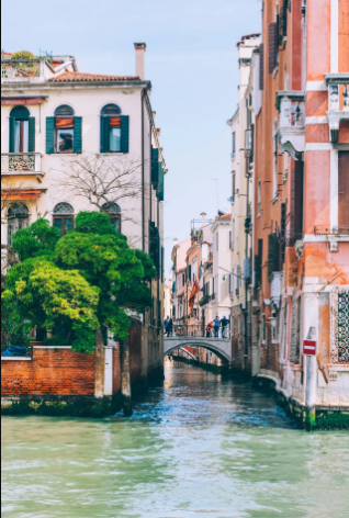 Kênh đào Grand Canal, Venice, Ý: Kênh đào dài 3,8km, rộng 30 -90m  được coi là kênh đào lãng mạn nhất thế giới. Đi thuyền gondola trên kênh sẽ chiêm ngưỡng được kiến trúc từ thế kỷ XII - XVII.  Đây là tuyến đường thủy lớn nhất ở Venice.