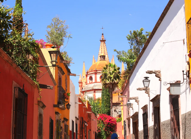 San Miguel de Allende,Mexico: Thị trấn này có  những tòa nhà màu cam, những con hẻm lát đá cuội và những quảng trường đẹp như tranh vẽ, giống như bước ra từ truyện cổ tích. Du khách có thể dành nhiều ngày để khám phá văn hóa và kiến trúc ở đây - Ảnh: Getty