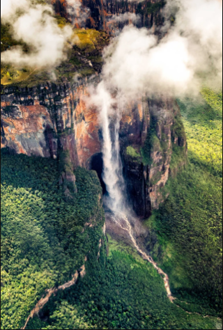 Angel Falls (thác Thiên Thần), Venezuela: Thác nước cao nhất thế giới với độ cao 979 m, nằm trong công viên quốc gia Canaima và là nguồn cảm hứng cho bộ phim Up của Disney. Chỉ có thể đến địa điểm này bằng thuyền hoặc máy bay - Ảnh: Getty Images