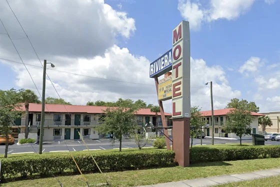 Nhà nghỉ Riviera ở Kissimmee, Florida, nơi nạn nhân ở cùng bạn trai và con gái 5 tuổi khi sự tấn công xảy ra