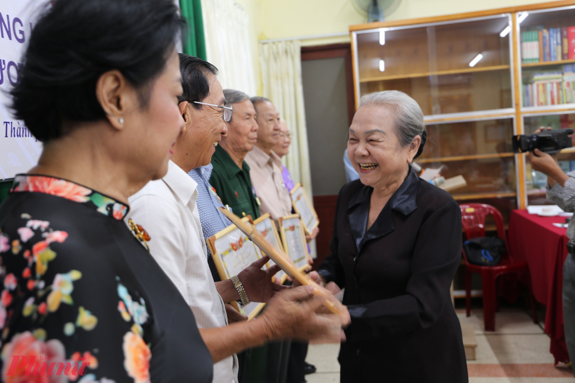 Bà Hoàng Thị Khánh - Phó Chủ nhiệm CLB Truyền thống kháng chiến TPHCM trao bằng khen cho các CLB Truyền thống thành viên - Ảnh Thanh Tâm