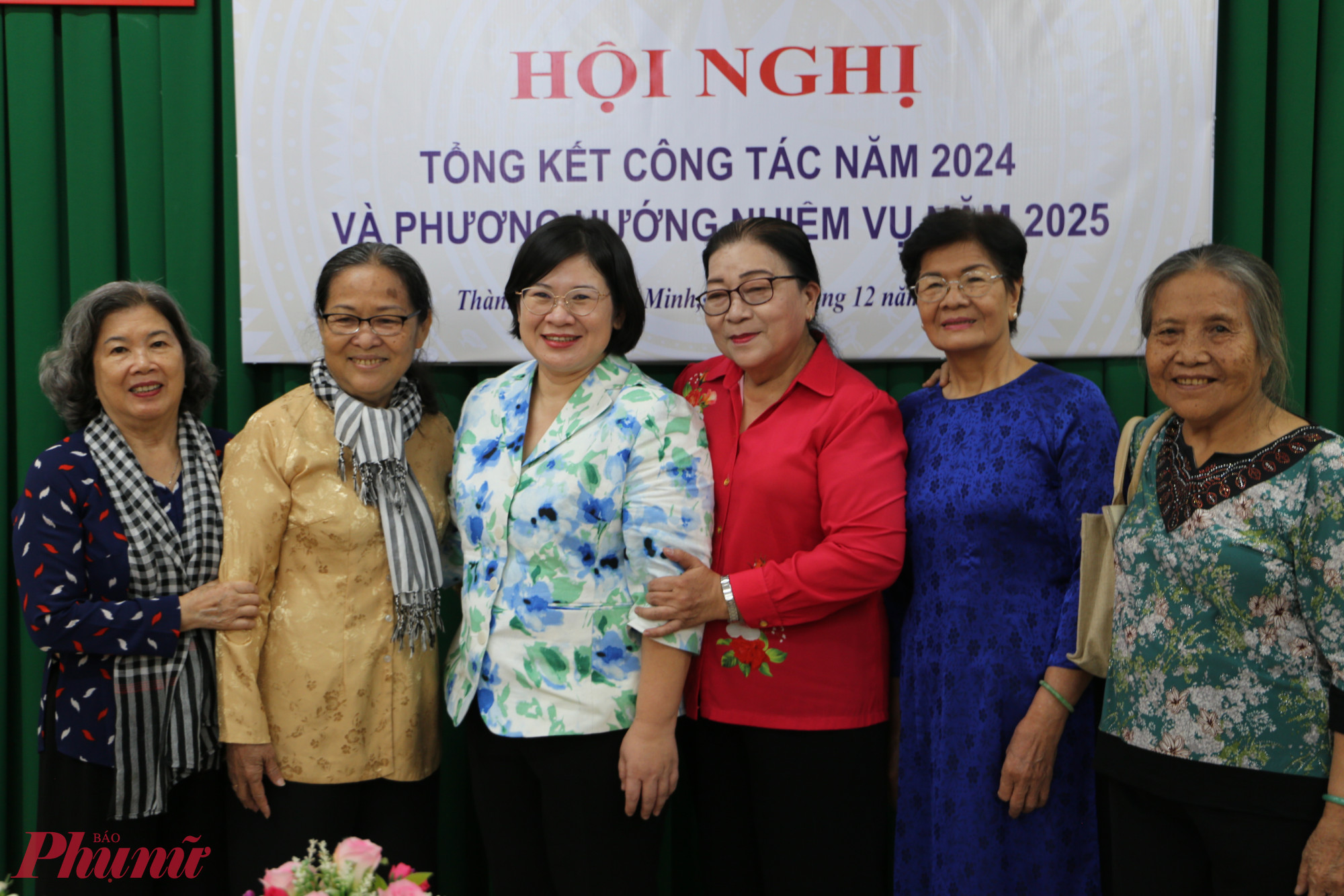 Bà Văn Thị Bạch Tuyết – Trưởng Ban Tổ chức Thành ủy TPHCM chụp hình lưu niệm cùng các hội viên Câu lạc bộ Truyền thống kháng chiến thành phố - Ảnh: Thanh Tâm 