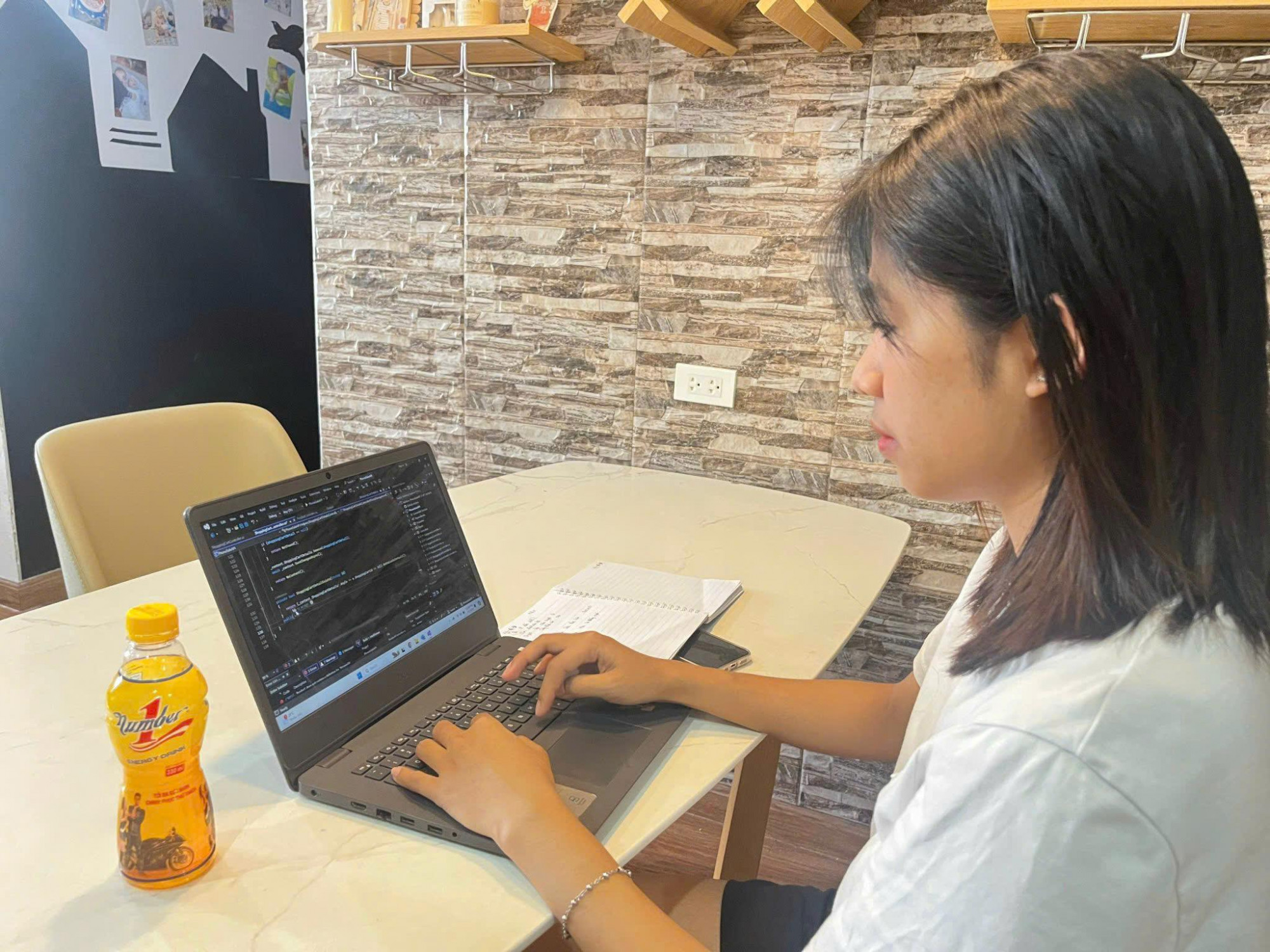 Những đêm chạy deadline là cảnh quen của dân công sở vào giai đoạn cuối năm - Ảnh: THP