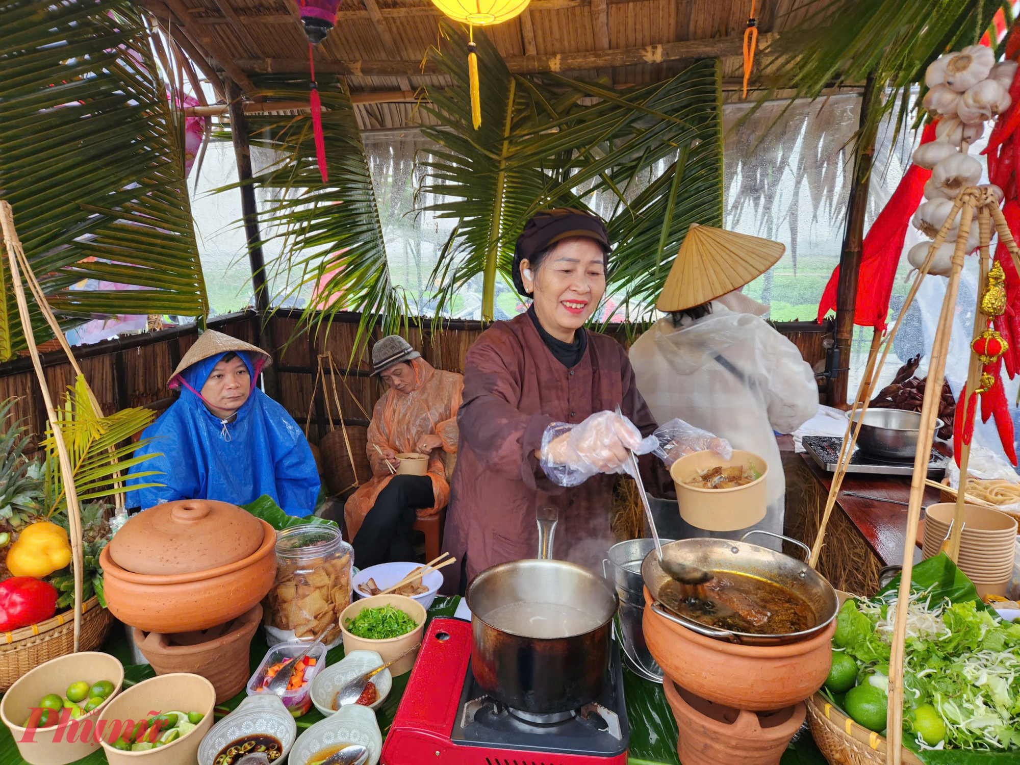 Có thể thấy rằng, bức tranh du lịch kết hợp với sản xuất nông nghiệp trên cánh đồng phường Cẩm Châu những năm gần đây đã có nhiều khởi sắc, các tour du lịch đạp xe đạp quanh cánh đồng ruộng đã được khai thác triệt để; khách đến tham quan, trải nghiệm xem hình thức sản xuất của bà con nông dân ngày càng nhiều hơn.